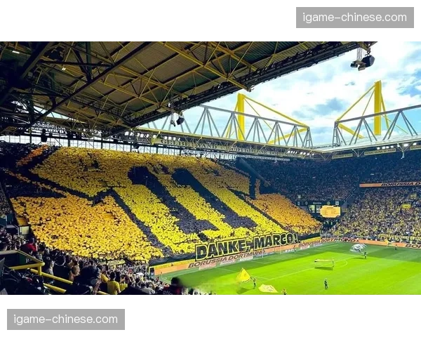 南看台：多特蒙德死忠球迷在落后时仍高唱队歌鼓舞球队