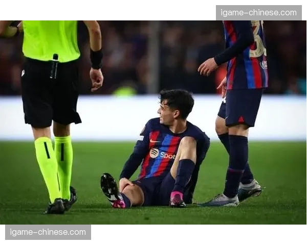 对手球员受伤，巴萨主动将球踢出界外，获主场球迷掌声
